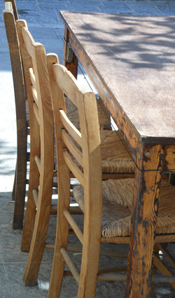 Tafel en stoelen, Chios